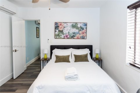 House in Miami, Florida 5 bedrooms, 135.73 sq.m. № 2042692 - photo 12