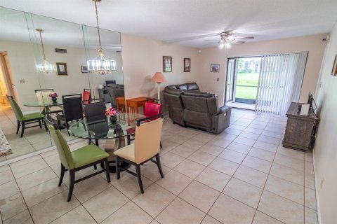 Condo in Lake Worth, Florida, 2 bedrooms № 2188702 - photo 14