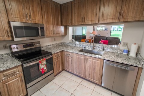 Condo in Lake Worth, Florida, 2 bedrooms № 2188702 - photo 13