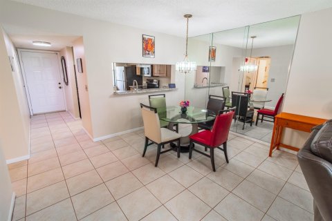 Condo in Lake Worth, Florida, 2 bedrooms № 2188702 - photo 16