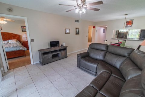 Condo in Lake Worth, Florida, 2 bedrooms № 2188702 - photo 28