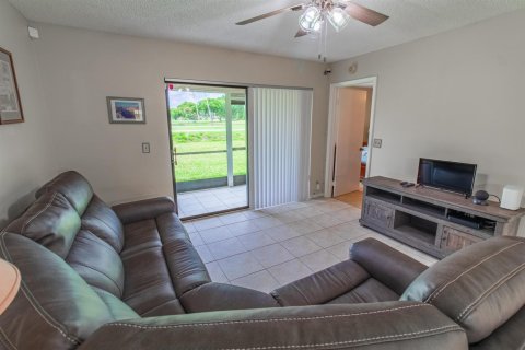 Condo in Lake Worth, Florida, 2 bedrooms № 2188702 - photo 25