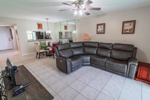 Condo in Lake Worth, Florida, 2 bedrooms № 2188702 - photo 27