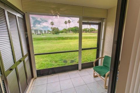 Condo in Lake Worth, Florida, 2 bedrooms № 2188702 - photo 10