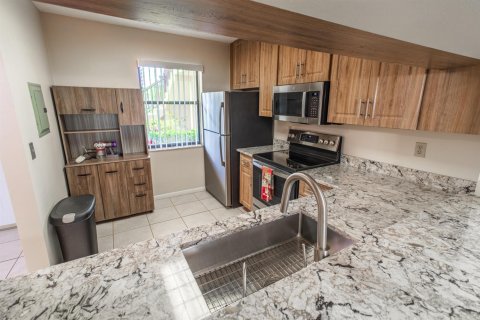 Condo in Lake Worth, Florida, 2 bedrooms № 2188702 - photo 17