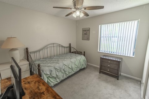 Condo in Lake Worth, Florida, 2 bedrooms № 2188702 - photo 20