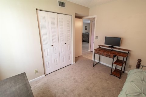 Condo in Lake Worth, Florida, 2 bedrooms № 2188702 - photo 23