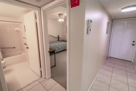 Condo in Lake Worth, Florida, 2 bedrooms № 2188702 - photo 18