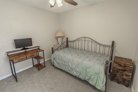 Condo in Lake Worth, Florida, 2 bedrooms № 2188702 - photo 21