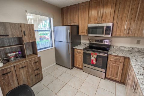 Condo in Lake Worth, Florida, 2 bedrooms № 2188702 - photo 12