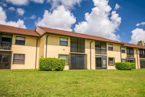 Condo in Lake Worth, Florida, 2 bedrooms № 2188702 - photo 8