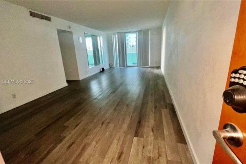 Condominio en Hollywood, Florida, 1 dormitorio  № 2032264