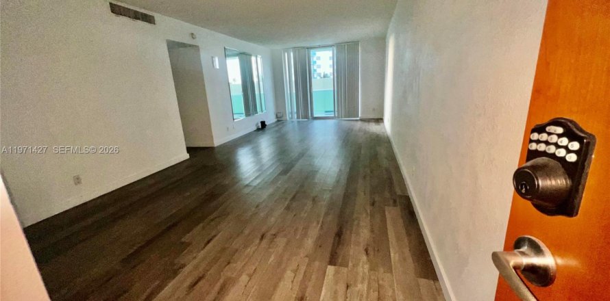 Condominio en Hollywood, Florida, 1 dormitorio  № 2032264