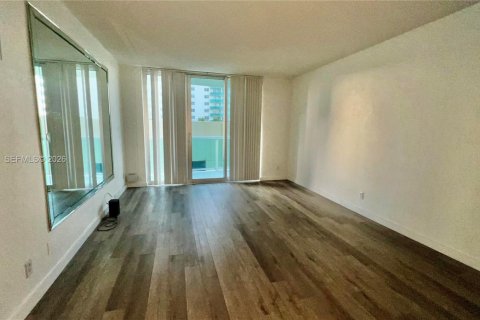 Condominio en venta en Hollywood, Florida, 1 dormitorio, 81.2 m2 № 2032264 - foto 2