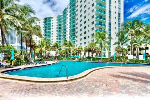 Condominio en venta en Hollywood, Florida, 1 dormitorio, 81.2 m2 № 2032264 - foto 12