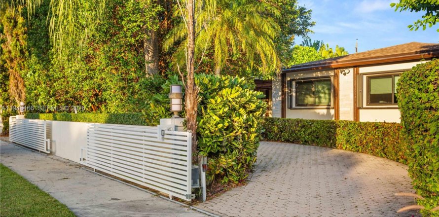 Casa en Miami, Florida 4 dormitorios, 278.43 m2 № 2002359