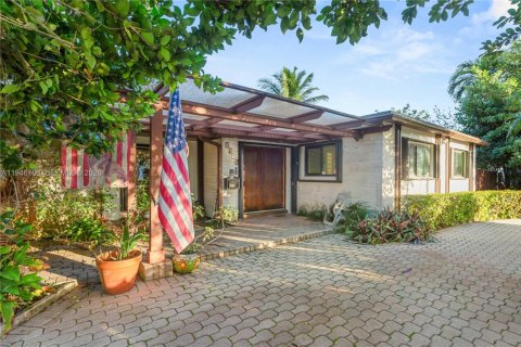 Casa en venta en Miami, Florida, 4 dormitorios, 278.43 m2 № 2002359 - foto 3