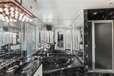 Casa en venta en Miami, Florida, 4 dormitorios, 278.43 m2 № 2002359 - foto 26