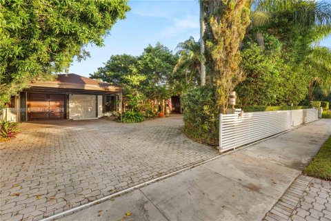 Casa en venta en Miami, Florida, 4 dormitorios, 278.43 m2 № 2002359 - foto 2