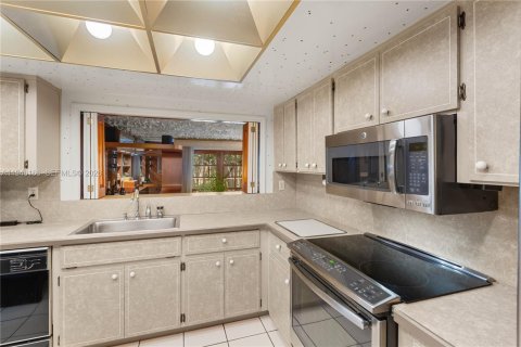 Casa en venta en Miami, Florida, 4 dormitorios, 278.43 m2 № 2002359 - foto 23