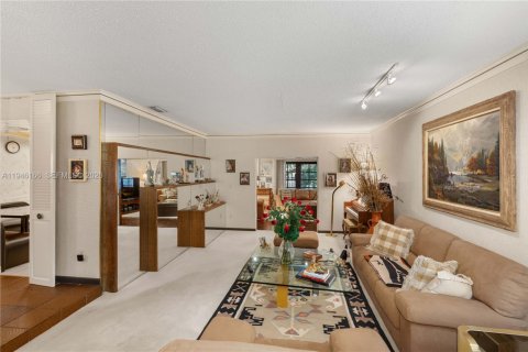Casa en venta en Miami, Florida, 4 dormitorios, 278.43 m2 № 2002359 - foto 6