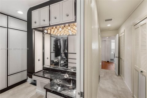 Casa en venta en Miami, Florida, 4 dormitorios, 278.43 m2 № 2002359 - foto 27