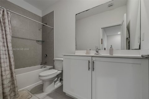 Villa ou maison à vendre à Miami, Floride: 3 chambres, 142.98 m2 № 2032095 - photo 28