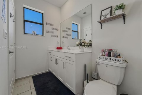 Villa ou maison à vendre à Miami, Floride: 3 chambres, 142.98 m2 № 2032095 - photo 21