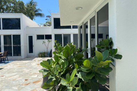 House in Lighthouse Point, Florida 3 bedrooms, 463.68 sq.m. № 1661363 - photo 22
