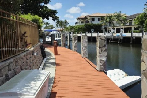 House in Lighthouse Point, Florida 3 bedrooms, 463.68 sq.m. № 1661363 - photo 6