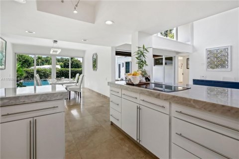 House in Lighthouse Point, Florida 3 bedrooms, 463.68 sq.m. № 1661363 - photo 12