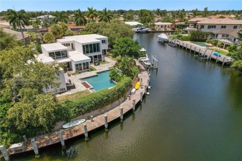 House in Lighthouse Point, Florida 3 bedrooms, 463.68 sq.m. № 1661363 - photo 1