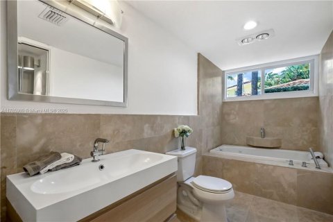 House in Lighthouse Point, Florida 3 bedrooms, 463.68 sq.m. № 1661363 - photo 9