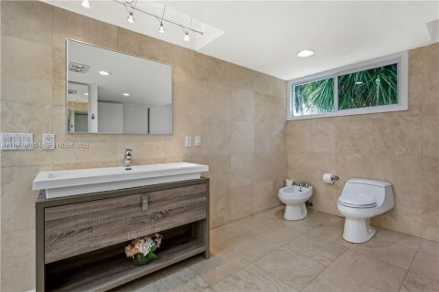 House in Lighthouse Point, Florida 3 bedrooms, 463.68 sq.m. № 1661363 - photo 7