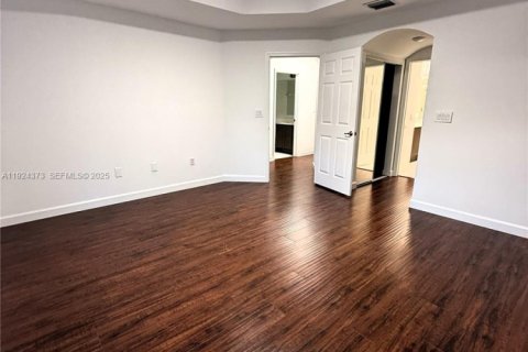 House in Doral, Florida 3 bedrooms, 195.47 sq.m. № 1983830 - photo 18