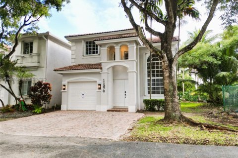 House in Doral, Florida 3 bedrooms, 195.47 sq.m. № 1983830 - photo 2