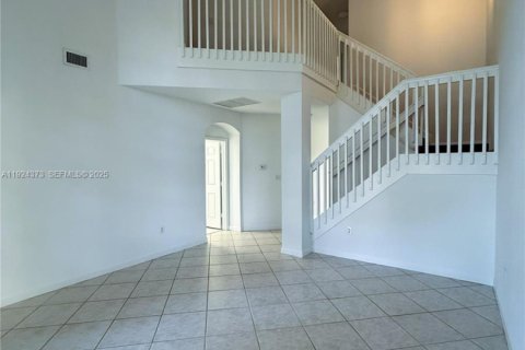 House in Doral, Florida 3 bedrooms, 195.47 sq.m. № 1983830 - photo 13