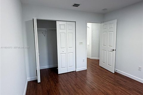 House in Doral, Florida 3 bedrooms, 195.47 sq.m. № 1983830 - photo 26