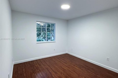 House in Doral, Florida 3 bedrooms, 195.47 sq.m. № 1983830 - photo 23