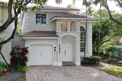 House in Doral, Florida 3 bedrooms, 195.47 sq.m. № 1983830 - photo 1