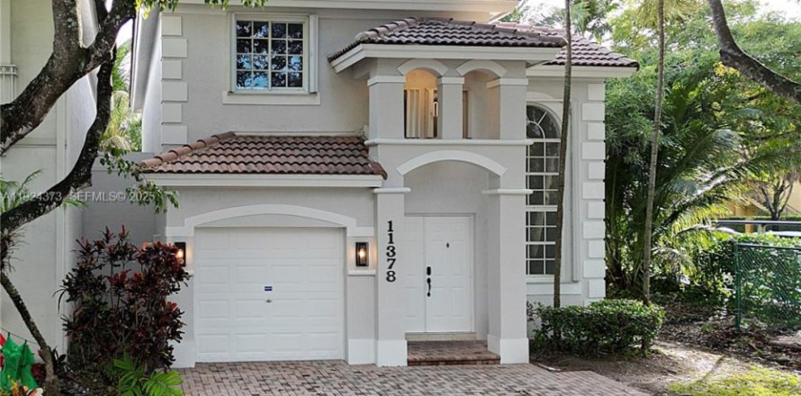 House in Doral, Florida 3 bedrooms, 195.47 sq.m. № 1983830