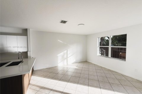 House in Doral, Florida 3 bedrooms, 195.47 sq.m. № 1983830 - photo 10