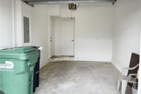 House in Doral, Florida 3 bedrooms, 195.47 sq.m. № 1983830 - photo 27