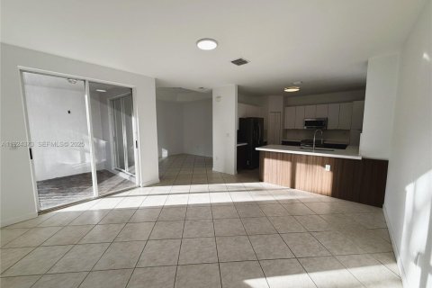 House in Doral, Florida 3 bedrooms, 195.47 sq.m. № 1983830 - photo 8