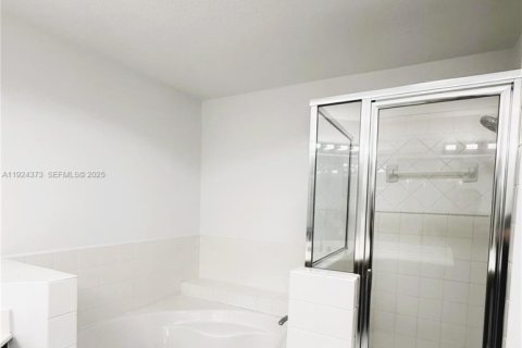 House in Doral, Florida 3 bedrooms, 195.47 sq.m. № 1983830 - photo 22