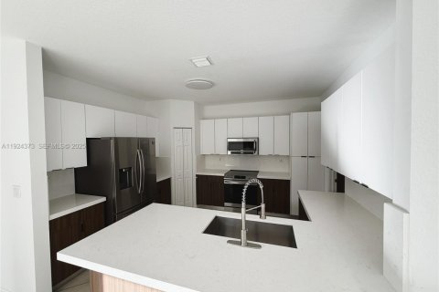 House in Doral, Florida 3 bedrooms, 195.47 sq.m. № 1983830 - photo 4