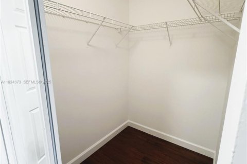 House in Doral, Florida 3 bedrooms, 195.47 sq.m. № 1983830 - photo 20