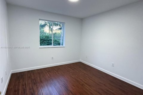 House in Doral, Florida 3 bedrooms, 195.47 sq.m. № 1983830 - photo 25