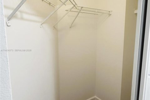 House in Doral, Florida 3 bedrooms, 195.47 sq.m. № 1983830 - photo 19