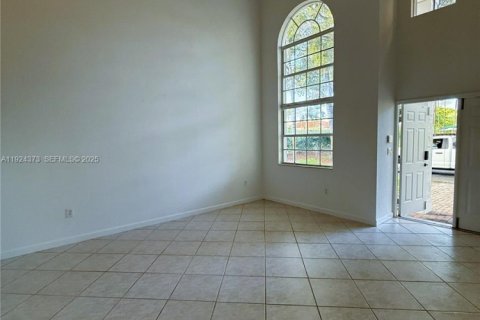House in Doral, Florida 3 bedrooms, 195.47 sq.m. № 1983830 - photo 15